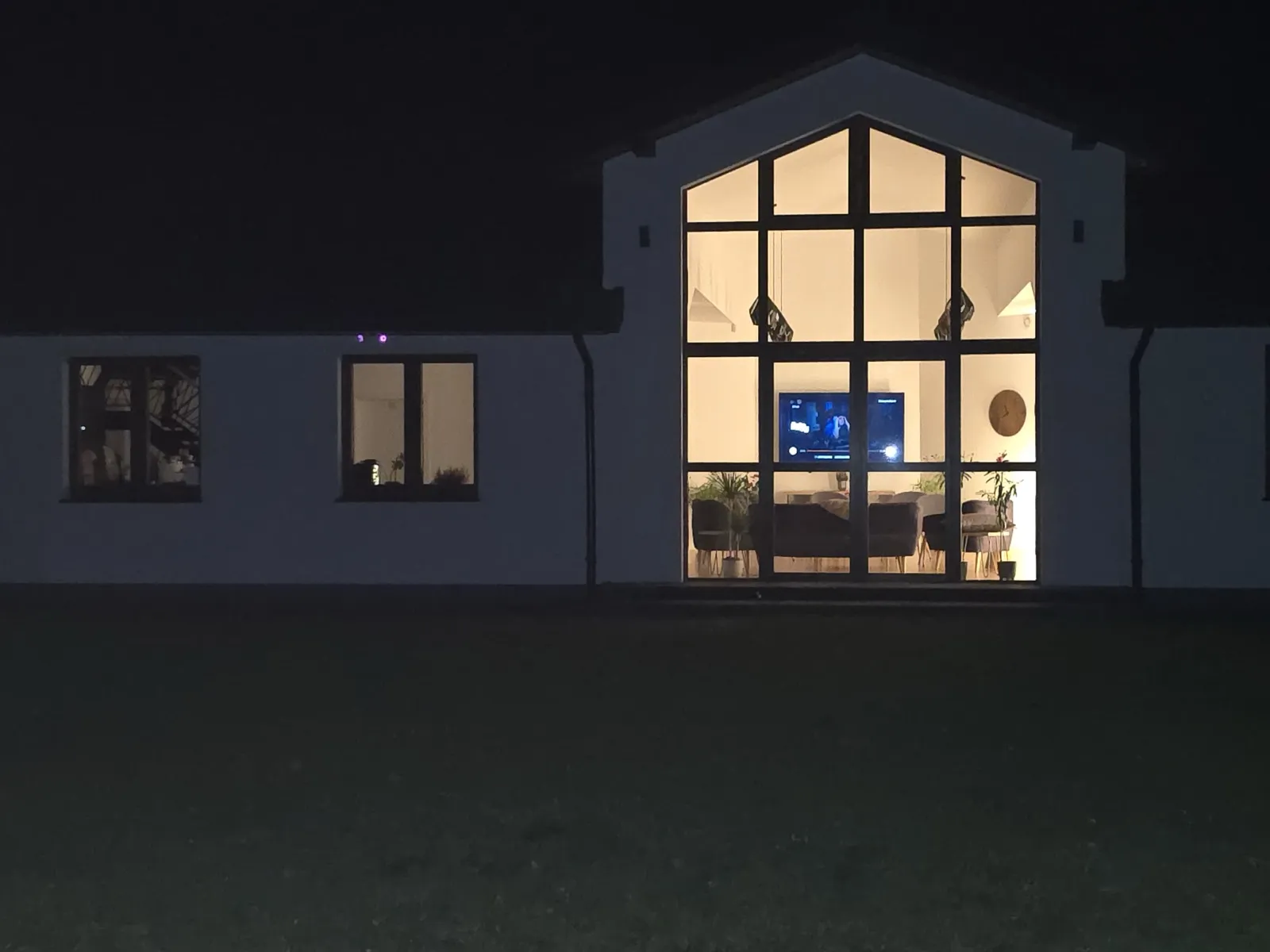 Ośrodek ZWROTNIK wieczorem, rozświetlona strefa wspólna